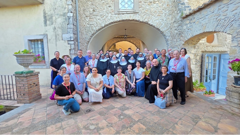 Group photo with sisters of Santa Maria Dei Franconi